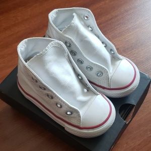 White Hi Top Converse Toddle Size 5 (Needs Laces)
